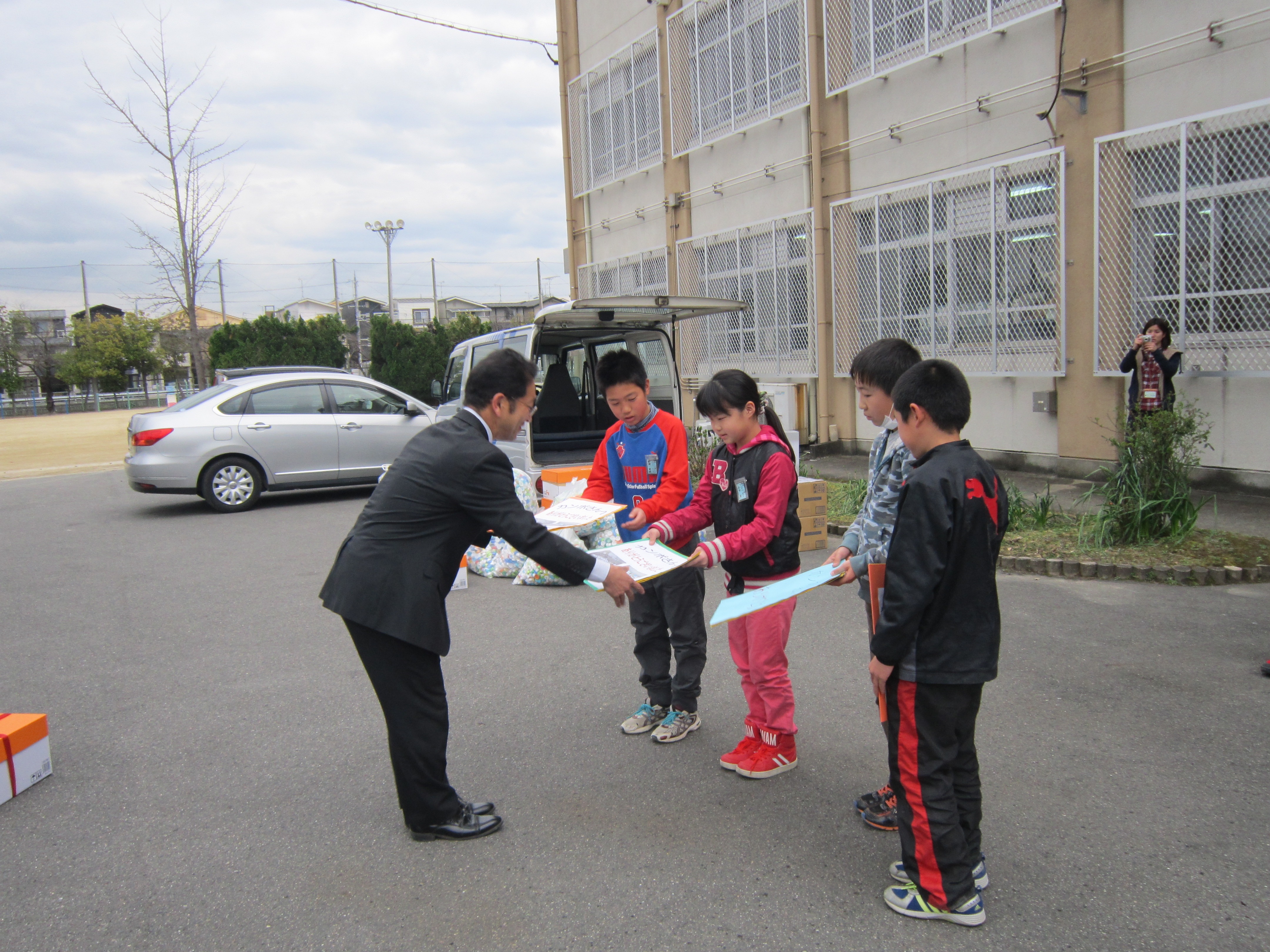 小学校エコキャップ活動 地元小学校でエコキャップ、プルタブの贈呈式! | TOPICS | カンポグループ