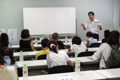 3R講座で講師の説明に聞き入る参加者