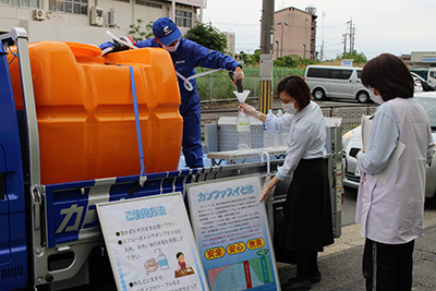 京都市伏見区での配布の様子