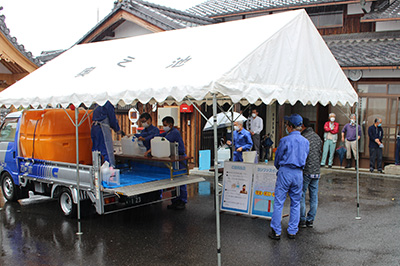 日野町奥之池地域での配布の様子